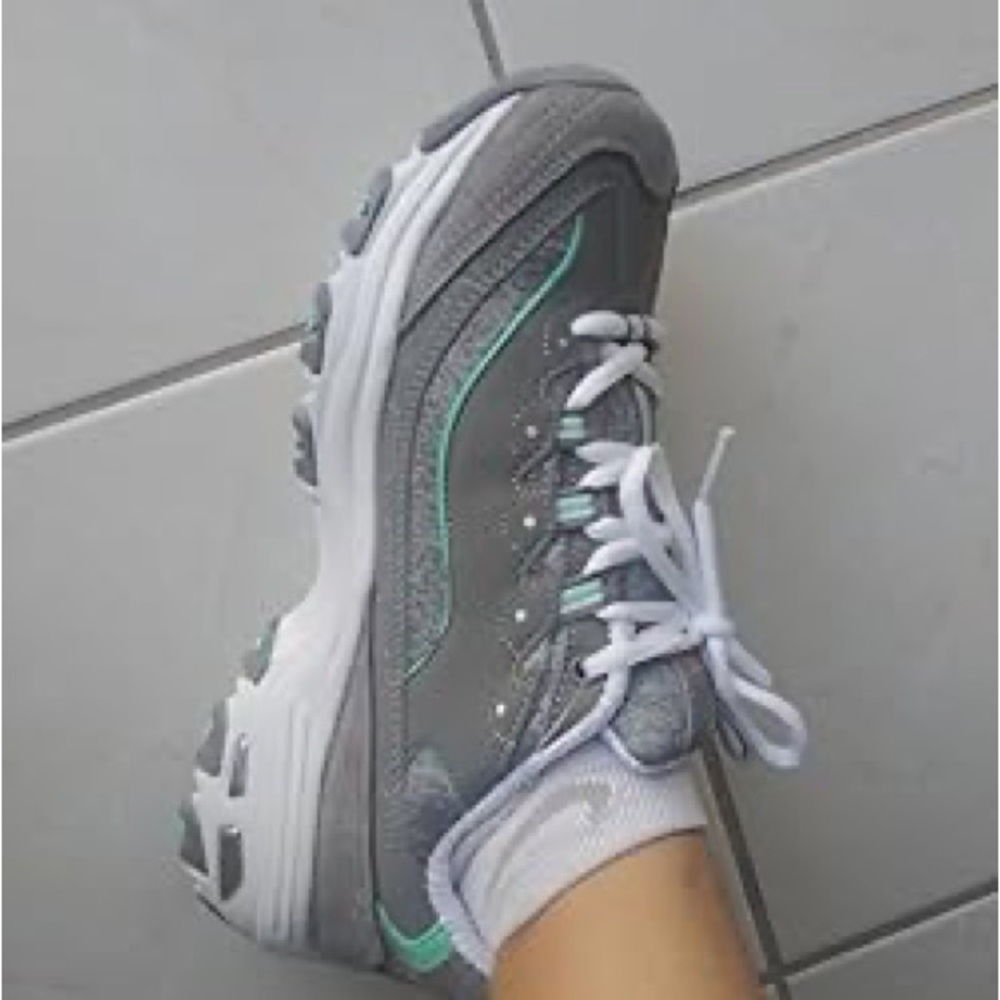 Skechers D’Lites “Sparkling Rain” Womens Gray Sneakers. Size 8.5